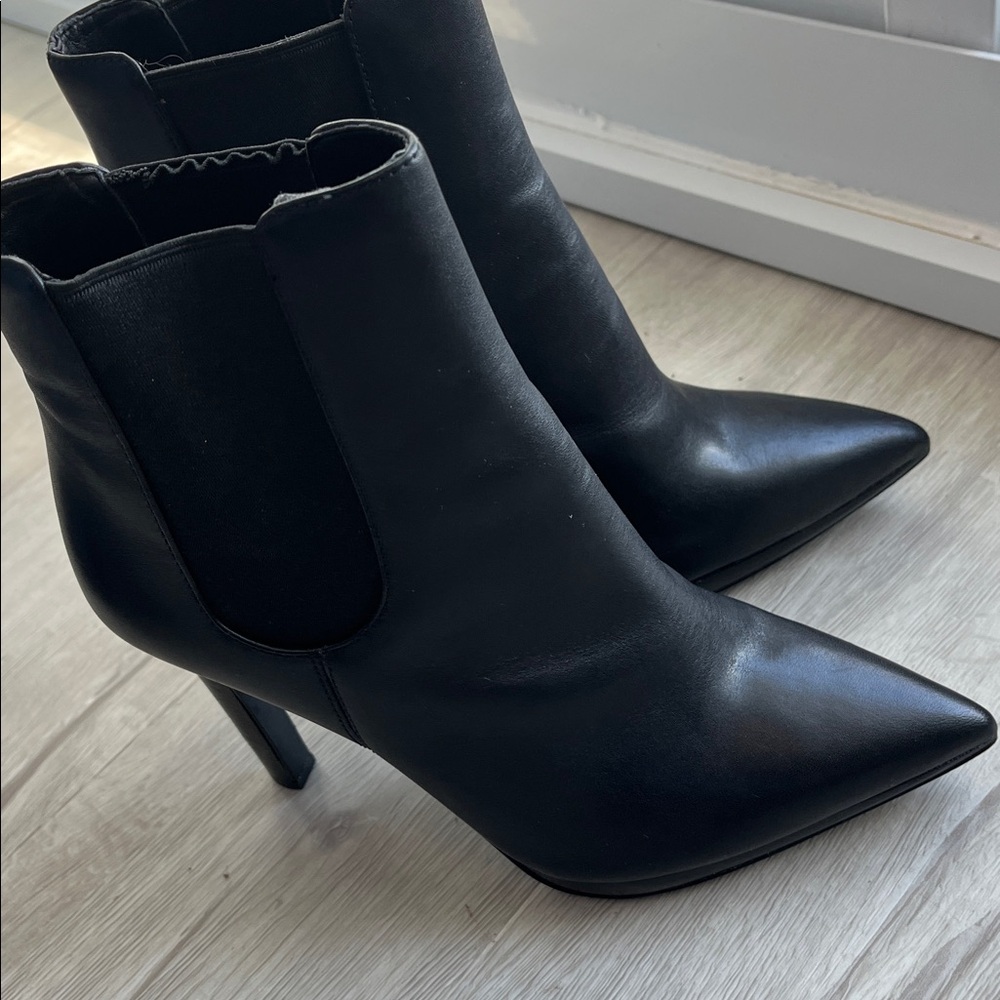 Michael Kors Black Pointed Toe Ankle Boots
Size:US 7
Like New